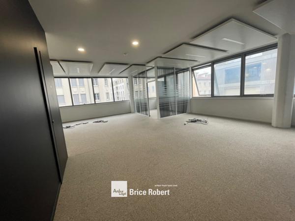 Bureaux à louer dans Unity Lyon 2ème lumineux quartier Confluence