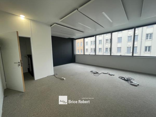 Bureaux à louer dans Unity Lyon 2ème lumineux quartier Confluence