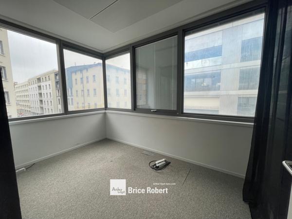 Bureaux à louer dans Unity Lyon 2ème lumineux quartier Confluence