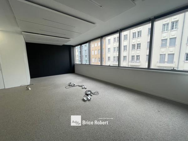 Bureaux à louer dans Unity Lyon 2ème lumineux quartier Confluence