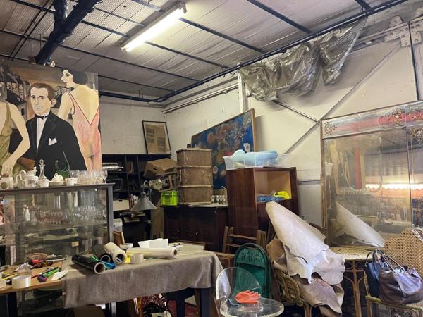 Batiment entier de type hangar, offrant beaucoup de possibilités.