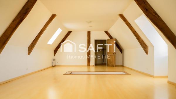 Coup de cœur pour les amateurs de charme et de grands projets ! Découvrez cette authentique maison de caractère de 178 m², sa superbe dépendance de 200 m² et son terrain de 11 360 m² dont une partie constructible. Un bien rare offrant un potentiel exceptionnel à seulement quelques minutes de Vire Normandie.