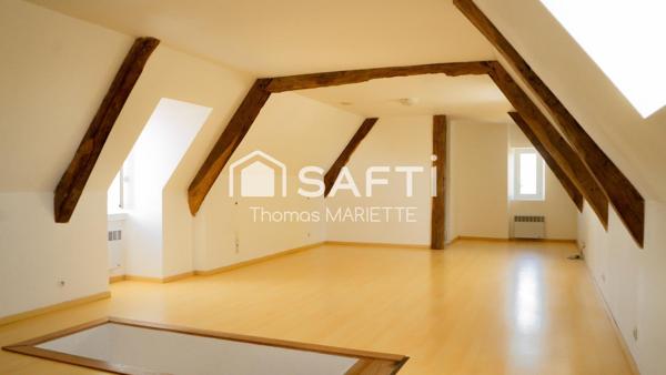 Coup de cœur pour les amateurs de charme et de grands projets ! Découvrez cette authentique maison de caractère de 178 m², sa superbe dépendance de 200 m² et son terrain de 11 360 m² dont une partie constructible. Un bien rare offrant un potentiel exceptionnel à seulement quelques minutes de Vire Normandie.