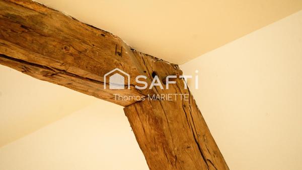 Coup de cœur pour les amateurs de charme et de grands projets ! Découvrez cette authentique maison de caractère de 178 m², sa superbe dépendance de 200 m² et son terrain de 11 360 m² dont une partie constructible. Un bien rare offrant un potentiel exceptionnel à seulement quelques minutes de Vire Normandie.