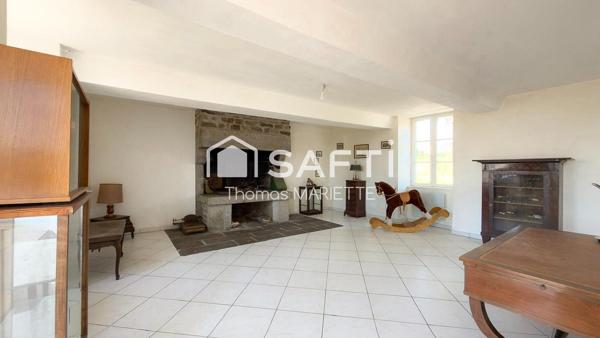 Coup de cœur pour les amateurs de charme et de grands projets ! Découvrez cette authentique maison de caractère de 178 m², sa superbe dépendance de 200 m² et son terrain de 11 360 m² dont une partie constructible. Un bien rare offrant un potentiel exceptionnel à seulement quelques minutes de Vire Normandie.