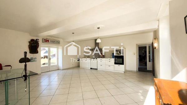Coup de cœur pour les amateurs de charme et de grands projets ! Découvrez cette authentique maison de caractère de 178 m², sa superbe dépendance de 200 m² et son terrain de 11 360 m² dont une partie constructible. Un bien rare offrant un potentiel exceptionnel à seulement quelques minutes de Vire Normandie.