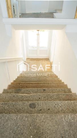 Coup de cœur pour les amateurs de charme et de grands projets ! Découvrez cette authentique maison de caractère de 178 m², sa superbe dépendance de 200 m² et son terrain de 11 360 m² dont une partie constructible. Un bien rare offrant un potentiel exceptionnel à seulement quelques minutes de Vire Normandie.