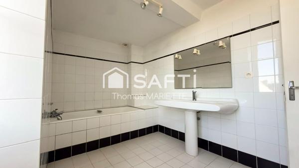 Coup de cœur pour les amateurs de charme et de grands projets ! Découvrez cette authentique maison de caractère de 178 m², sa superbe dépendance de 200 m² et son terrain de 11 360 m² dont une partie constructible. Un bien rare offrant un potentiel exceptionnel à seulement quelques minutes de Vire Normandie.