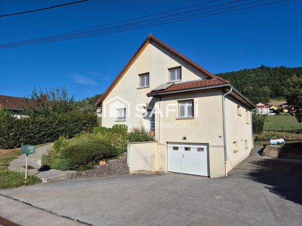 Très belle maison avec 5 chambres et terrain plat.