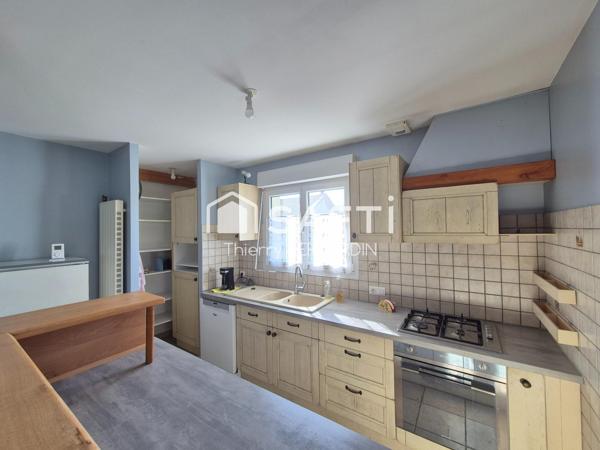 Très belle maison avec 5 chambres et terrain plat.