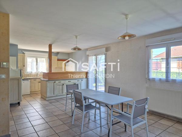 Très belle maison avec 5 chambres et terrain plat.