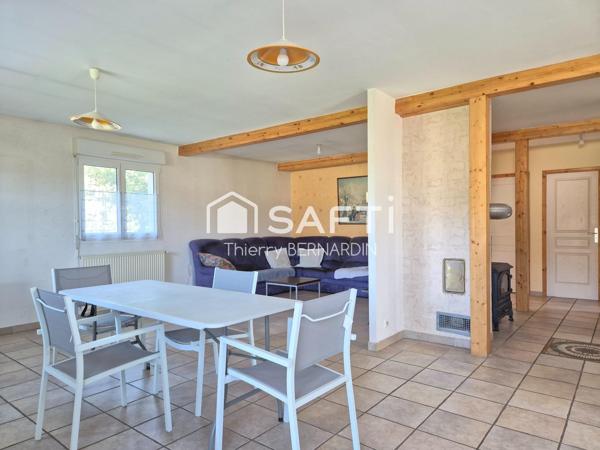 Très belle maison avec 5 chambres et terrain plat.