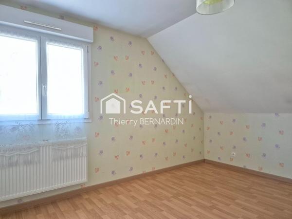 Très belle maison avec 5 chambres et terrain plat.