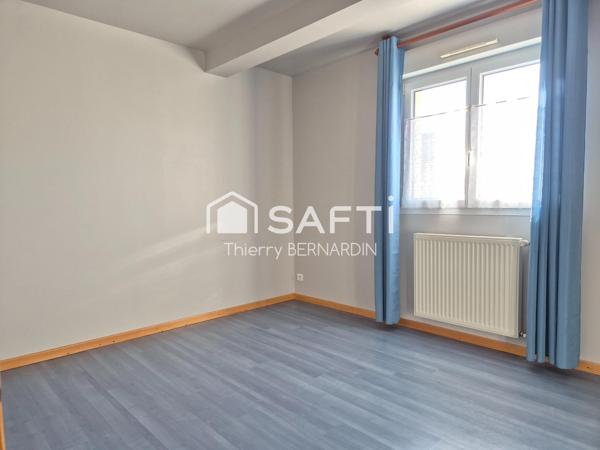 Très belle maison avec 5 chambres et terrain plat.