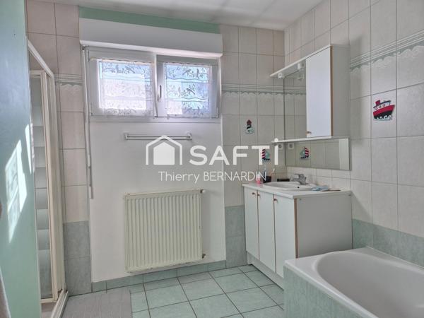 Très belle maison avec 5 chambres et terrain plat.