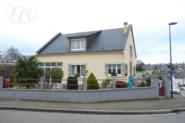 Maison, d'habitation couverte en ardoises comprenant:
- Rez de chaussée: entrée, dégagement, c...