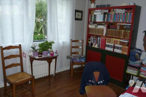 Maison, d'habitation couverte en ardoises comprenant:
- Rez de chaussée: entrée, dégagement, c...