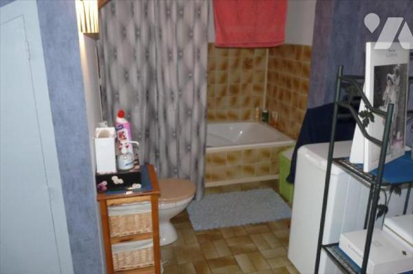 Maison, d'habitation couverte en ardoises comprenant:
- Rez de chaussée: entrée, dégagement, c...