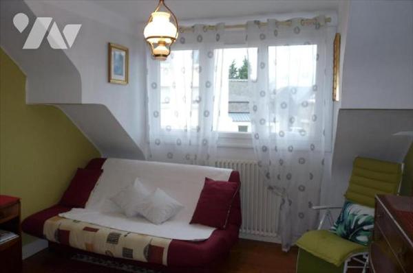 Maison, d'habitation couverte en ardoises comprenant:
- Rez de chaussée: entrée, dégagement, c...