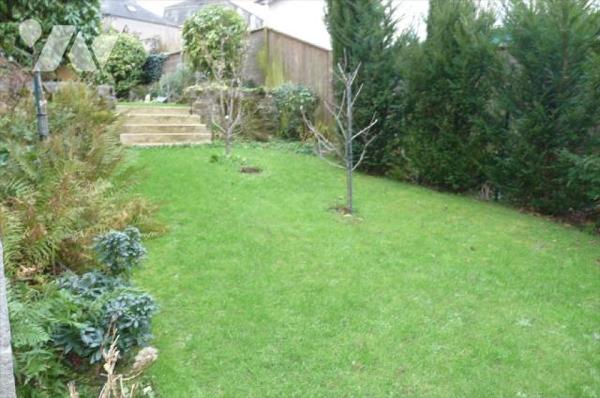 Maison, d'habitation couverte en ardoises comprenant:
- Rez de chaussée: entrée, dégagement, c...