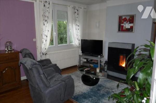 Maison, d'habitation couverte en ardoises comprenant:
- Rez de chaussée: entrée, dégagement, c...