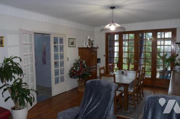 Maison, d'habitation couverte en ardoises comprenant:
- Rez de chaussée: entrée, dégagement, c...