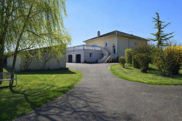 Villa de caractère – 295 m² – Terrain 5 000 m² dont 3 000 m² constructibles – Prissé