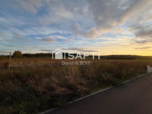 Beau terrain viabilisé avec vue dégagée .