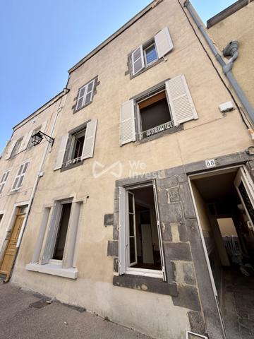 Appartement en duplex de 69 m2 à rénover avec stockage et courette de 12 m2.