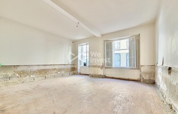 Appartement en duplex de 69 m2 à rénover avec stockage et courette de 12 m2.