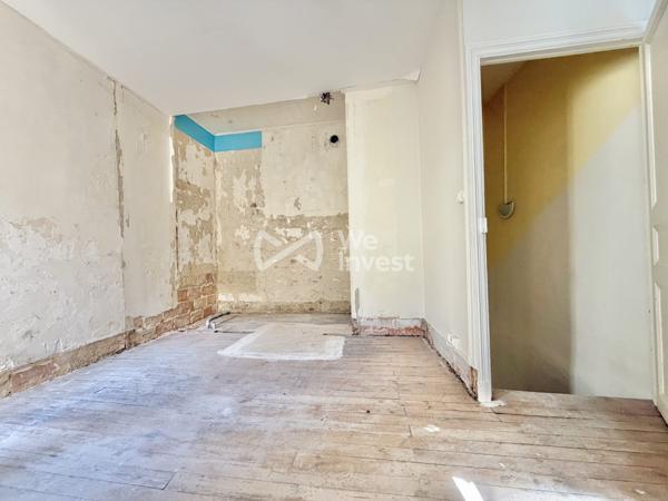 Appartement en duplex de 69 m2 à rénover avec stockage et courette de 12 m2.