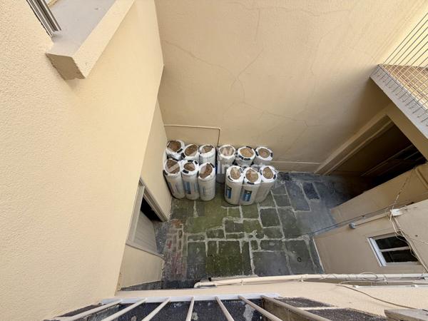 Appartement en duplex de 69 m2 à rénover avec stockage et courette de 12 m2.
