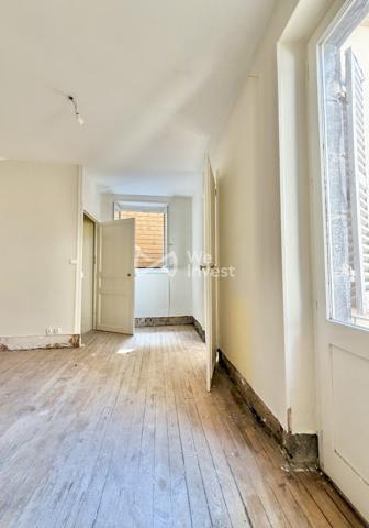 Appartement en duplex de 69 m2 à rénover avec stockage et courette de 12 m2.