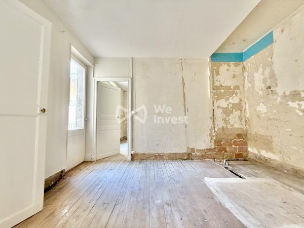 Appartement en duplex de 69 m2 à rénover avec stockage et courette de 12 m2.