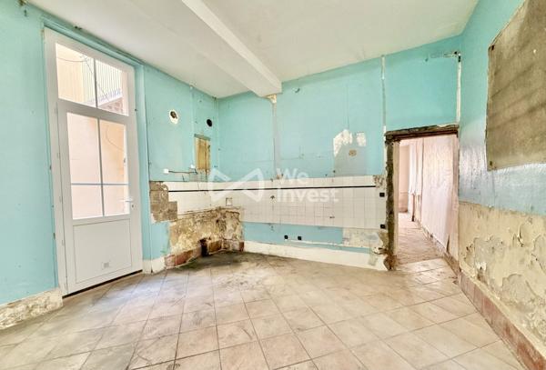 Appartement en duplex de 69 m2 à rénover avec stockage et courette de 12 m2.