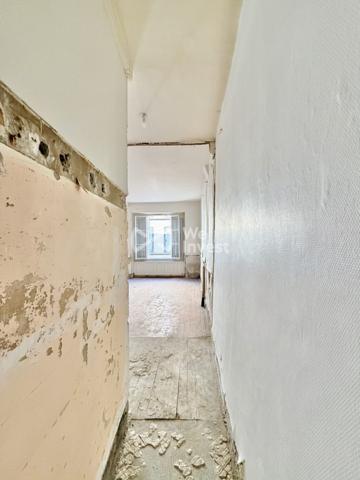 Appartement en duplex de 69 m2 à rénover avec stockage et courette de 12 m2.