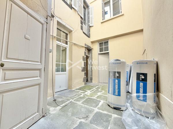 Appartement en duplex de 69 m2 à rénover avec stockage et courette de 12 m2.