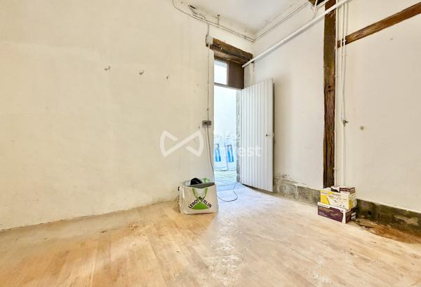 Appartement en duplex de 69 m2 à rénover avec stockage et courette de 12 m2.