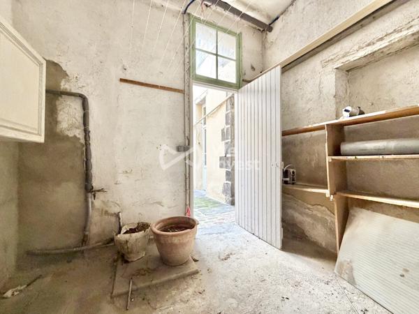 Appartement en duplex de 69 m2 à rénover avec stockage et courette de 12 m2.