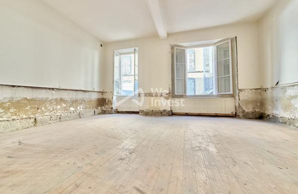 Appartement en duplex de 69 m2 à rénover avec stockage et courette de 12 m2.