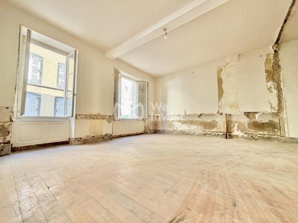Appartement en duplex de 69 m2 à rénover avec stockage et courette de 12 m2.