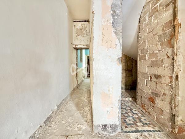 Appartement en duplex de 69 m2 à rénover avec stockage et courette de 12 m2.