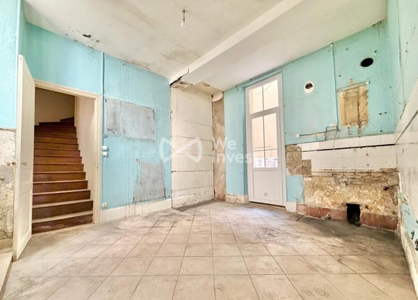 Appartement en duplex de 69 m2 à rénover avec stockage et courette de 12 m2.