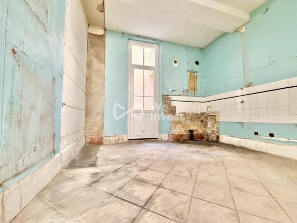 Appartement en duplex de 69 m2 à rénover avec stockage et courette de 12 m2.