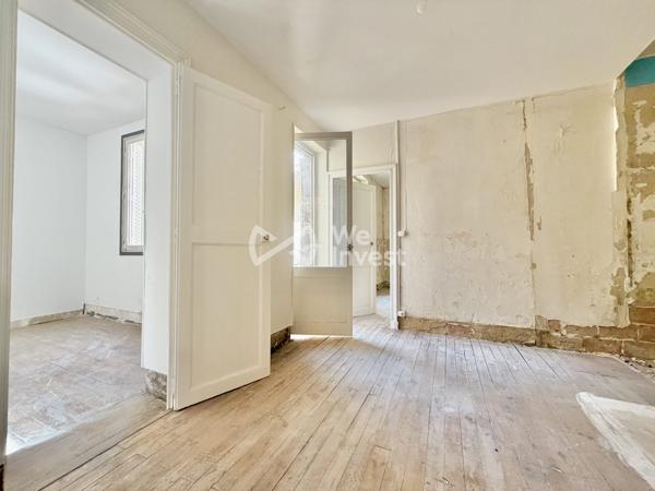 Appartement en duplex de 69 m2 à rénover avec stockage et courette de 12 m2.
