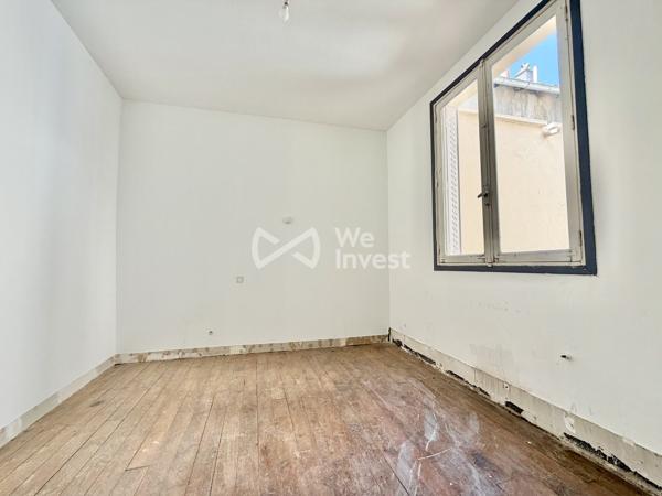 Appartement en duplex de 69 m2 à rénover avec stockage et courette de 12 m2.
