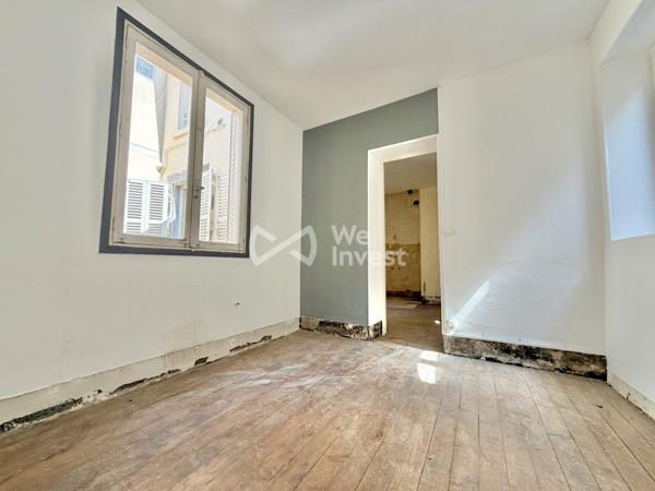 Appartement en duplex de 69 m2 à rénover avec stockage et courette de 12 m2.