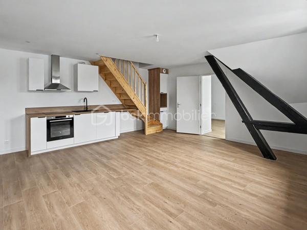 Au troisième et dernier étage avec ascenseur de la Résidence Aurélie, découvrez cet appartement T3 de 76,23 m² ( près de 93 au sol ) entièrement rénové.

La résidence se compose de seulement 10 appartements et bénéficie d’une situation recherchée au 22 rue Pierre L'hermite, à proximité immédiate de la gare, des commerces, des restaurants et des transports.

L’appartement offre une atmosphère chaleureuse, de beaux volumes et une distribution adaptée à une résidence principale comme à un investissement.

Il se compose de :
► Une entrée
► Une spacieuse pièce de vie
► Une cuisine aménagée et semi-équipée
► Deux chambres
► Une salle d’eau équipée avec WC
► Une mezzanine pouvant accueillir chambre ou bureau

Prestations :
► Troisième et dernier étage
► Ascenseur
► Cuisine aménagée et semi-équipée
► Salle d’eau contemporaine
► Chauffage individuel par radiateurs électriques à inertie
► Production d’eau chaude par ballon électrique individuel
► VMC hygroréglable
► Résidence entièrement réhabilitée
► Aucun travaux à prévoir

Une cave et une place de stationnement privative peuvent être acquises en supplément, selon les disponibilités.

Informations complémentaires :
► Étage : 3e et dernier étage avec ascenseur
► Surface : 76,23 m²
► Chauffage : radiateurs électriques à inertie
► Production d’eau chaude : ballon électrique individuel
► Charges de copropriété : environ 148 €/mois
► Taxe foncière estimative : 1 565 €/an
► DPE : C

Un appartement rénové et bien situé, offrant les avantages d’un dernier étage au cœur de l’hyper-centre d’Amiens.