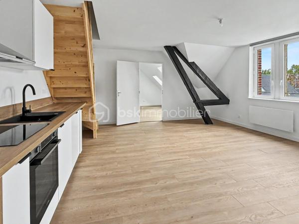 Au troisième et dernier étage avec ascenseur de la Résidence Aurélie, découvrez cet appartement T3 de 76,23 m² ( près de 93 au sol ) entièrement rénové.

La résidence se compose de seulement 10 appartements et bénéficie d’une situation recherchée au 22 rue Pierre L'hermite, à proximité immédiate de la gare, des commerces, des restaurants et des transports.

L’appartement offre une atmosphère chaleureuse, de beaux volumes et une distribution adaptée à une résidence principale comme à un investissement.

Il se compose de :
► Une entrée
► Une spacieuse pièce de vie
► Une cuisine aménagée et semi-équipée
► Deux chambres
► Une salle d’eau équipée avec WC
► Une mezzanine pouvant accueillir chambre ou bureau

Prestations :
► Troisième et dernier étage
► Ascenseur
► Cuisine aménagée et semi-équipée
► Salle d’eau contemporaine
► Chauffage individuel par radiateurs électriques à inertie
► Production d’eau chaude par ballon électrique individuel
► VMC hygroréglable
► Résidence entièrement réhabilitée
► Aucun travaux à prévoir

Une cave et une place de stationnement privative peuvent être acquises en supplément, selon les disponibilités.

Informations complémentaires :
► Étage : 3e et dernier étage avec ascenseur
► Surface : 76,23 m²
► Chauffage : radiateurs électriques à inertie
► Production d’eau chaude : ballon électrique individuel
► Charges de copropriété : environ 148 €/mois
► Taxe foncière estimative : 1 565 €/an
► DPE : C

Un appartement rénové et bien situé, offrant les avantages d’un dernier étage au cœur de l’hyper-centre d’Amiens.