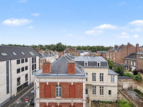 Au troisième et dernier étage avec ascenseur de la Résidence Aurélie, découvrez cet appartement T3 de 76,23 m² ( près de 93 au sol ) entièrement rénové.

La résidence se compose de seulement 10 appartements et bénéficie d’une situation recherchée au 22 rue Pierre L'hermite, à proximité immédiate de la gare, des commerces, des restaurants et des transports.

L’appartement offre une atmosphère chaleureuse, de beaux volumes et une distribution adaptée à une résidence principale comme à un investissement.

Il se compose de :
► Une entrée
► Une spacieuse pièce de vie
► Une cuisine aménagée et semi-équipée
► Deux chambres
► Une salle d’eau équipée avec WC
► Une mezzanine pouvant accueillir chambre ou bureau

Prestations :
► Troisième et dernier étage
► Ascenseur
► Cuisine aménagée et semi-équipée
► Salle d’eau contemporaine
► Chauffage individuel par radiateurs électriques à inertie
► Production d’eau chaude par ballon électrique individuel
► VMC hygroréglable
► Résidence entièrement réhabilitée
► Aucun travaux à prévoir

Une cave et une place de stationnement privative peuvent être acquises en supplément, selon les disponibilités.

Informations complémentaires :
► Étage : 3e et dernier étage avec ascenseur
► Surface : 76,23 m²
► Chauffage : radiateurs électriques à inertie
► Production d’eau chaude : ballon électrique individuel
► Charges de copropriété : environ 148 €/mois
► Taxe foncière estimative : 1 565 €/an
► DPE : C

Un appartement rénové et bien situé, offrant les avantages d’un dernier étage au cœur de l’hyper-centre d’Amiens.